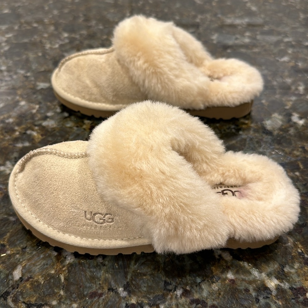UGG Little Girls 13 Cozy Slippers